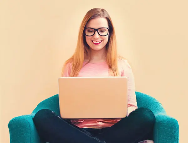IDカードセルフでカードを作成する女性